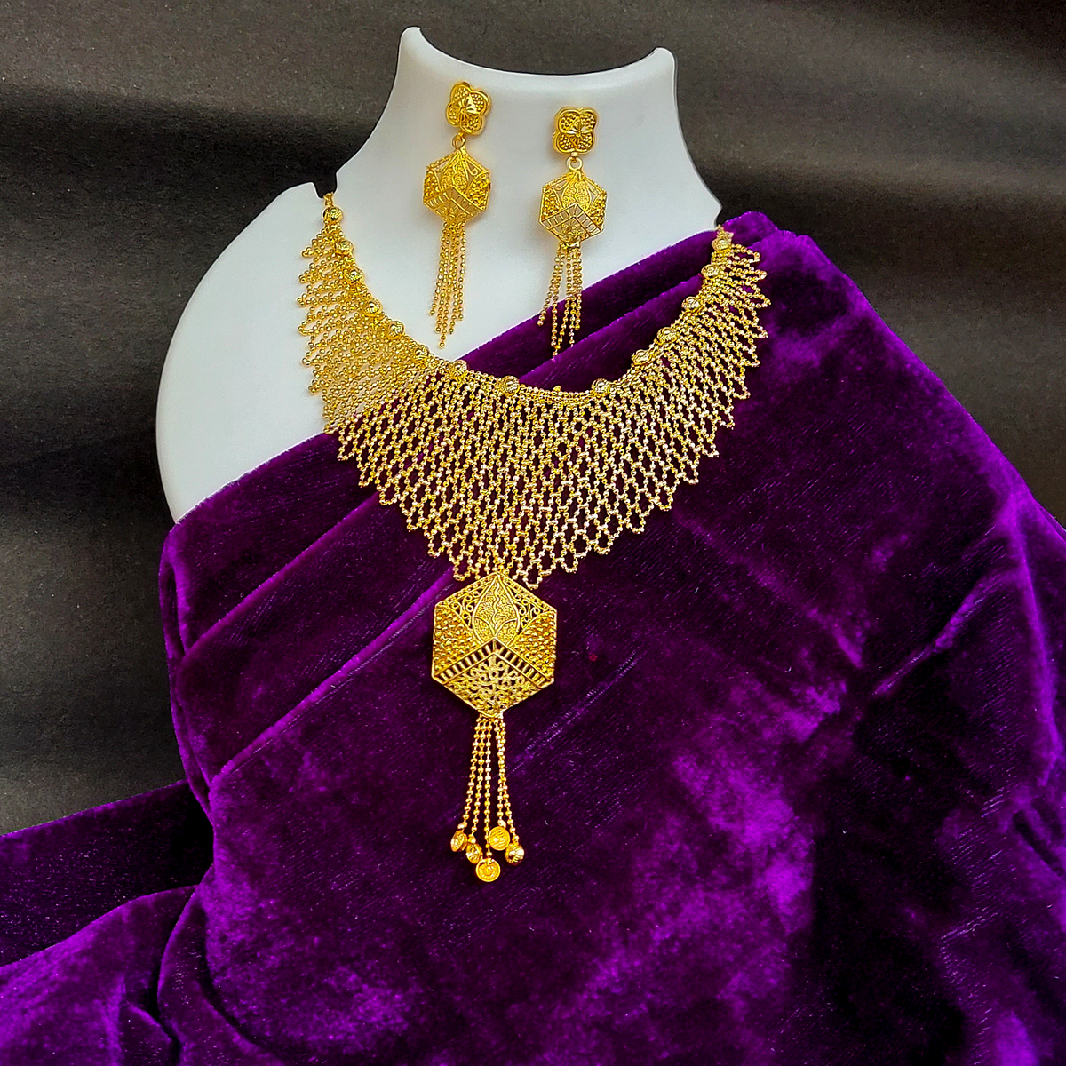 Gift Guide: Gold-Plated Necklaces for Special Occasions | by indianjewelrymall | Oct, 2023 | Medium