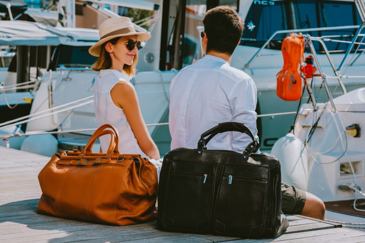 Reiseplanung 2024: Wie KI Ihren nächsten Urlaub revolutionieren kann – Taschen, Rucksack, Koffer