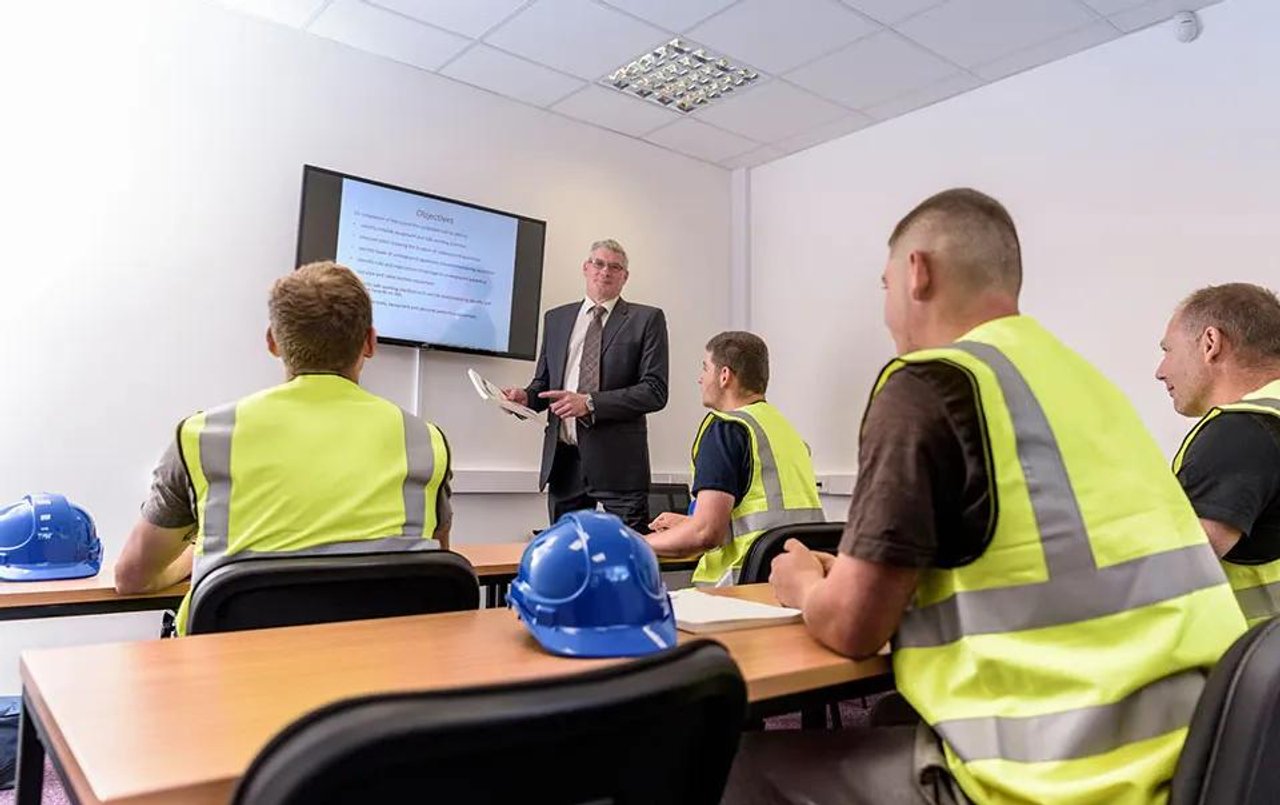 Want to Avoid Falls and Injuries? Aerial Lift and Scissor Lift Safety Training Is the Key | Articles | KARM Safety Solutions | Gan Jing World - Technology for Humanity | Video & Movie Streaming